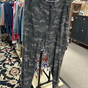 Women’s Athleta Camo Jogger Pants Size 2